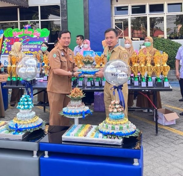 DERETAN TROFI HIASI  APEL PAGI DI RSHD BARABAI